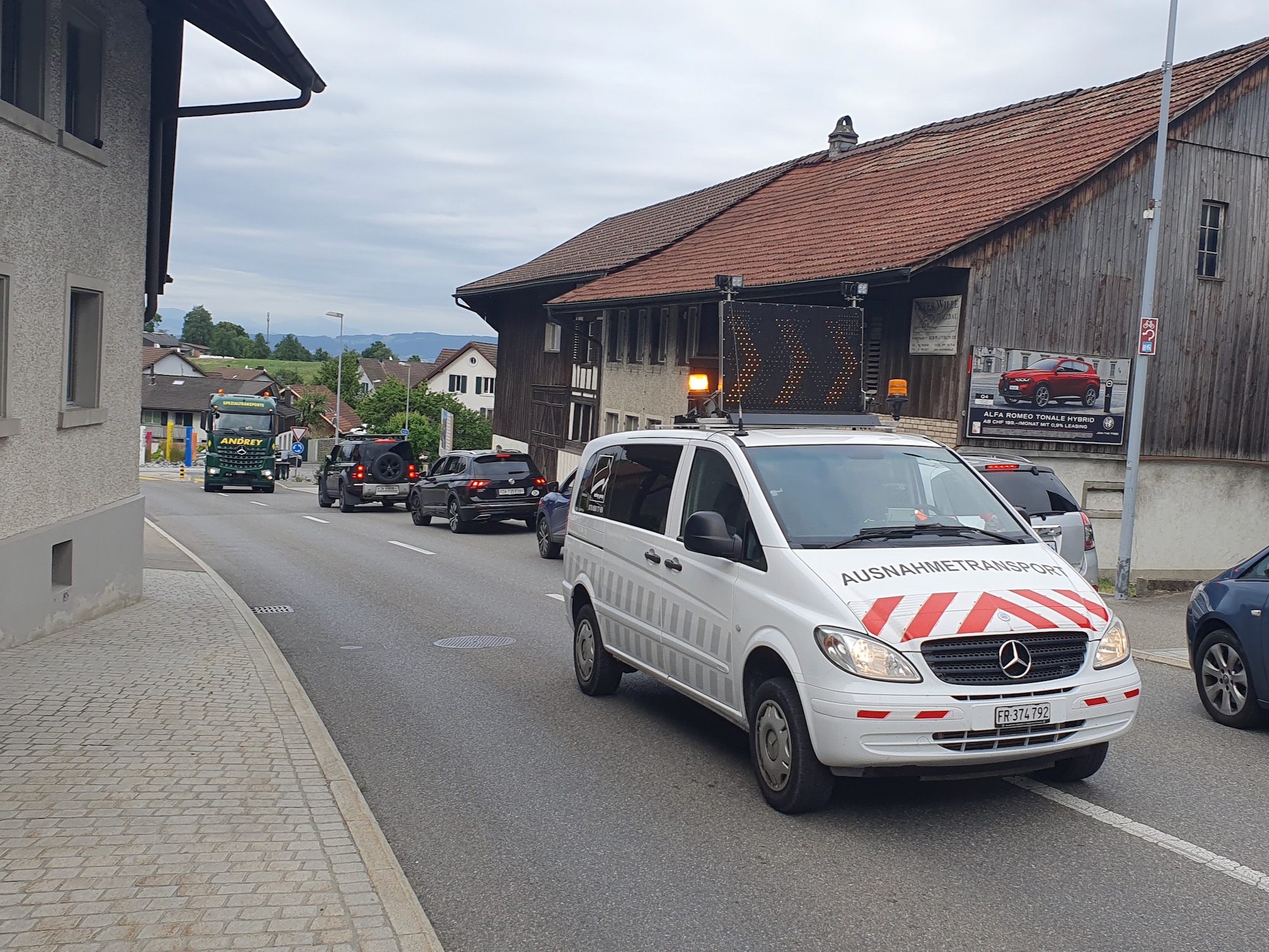 Anlieferung der Dachträger, 26. 6. 23