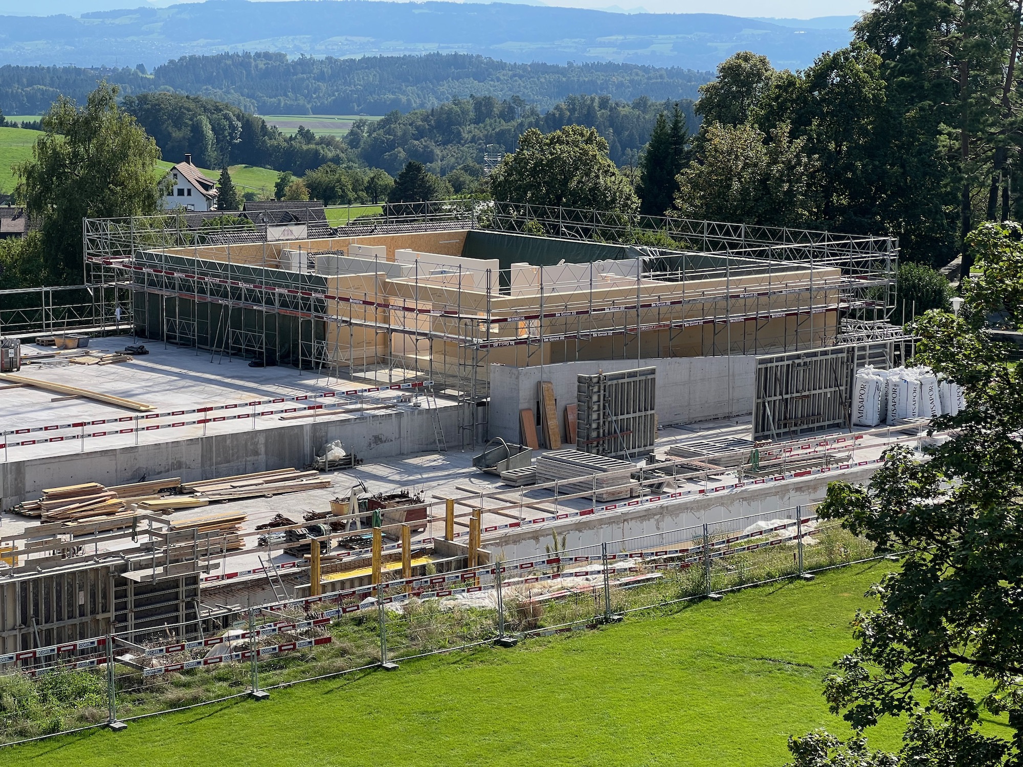 Die Seitenwände für die Multifunktionszimmer und die Psychomotorik auf dem Hallendach stehen. 18. August 23