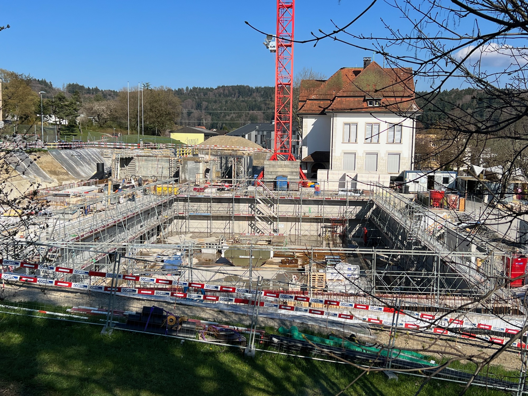 Baustelle neue Sporthalle am 6. April 2023