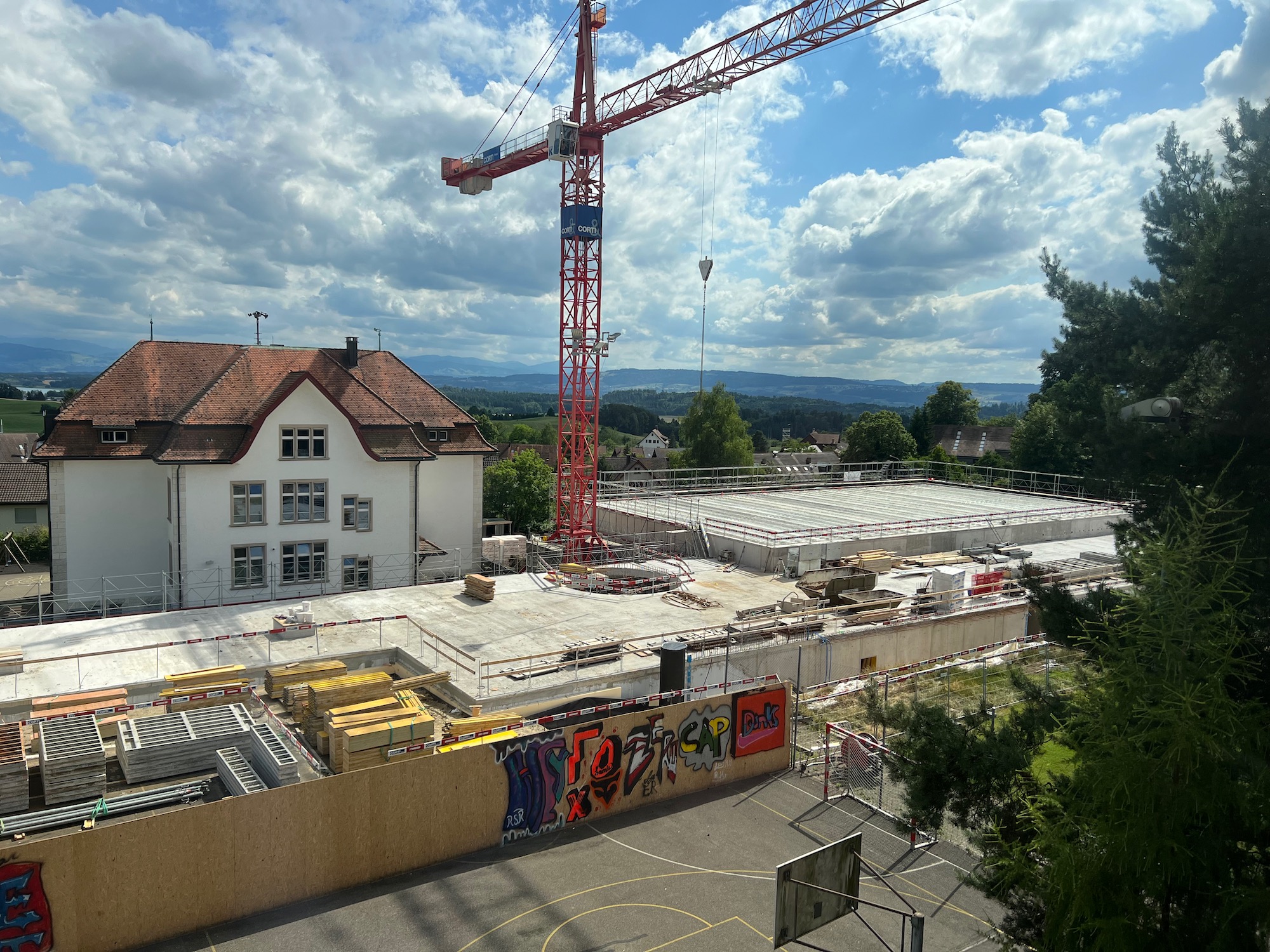 Das Dach ist gedeckt, muss nun aber noch betoniert werden, 4. Juli 23 