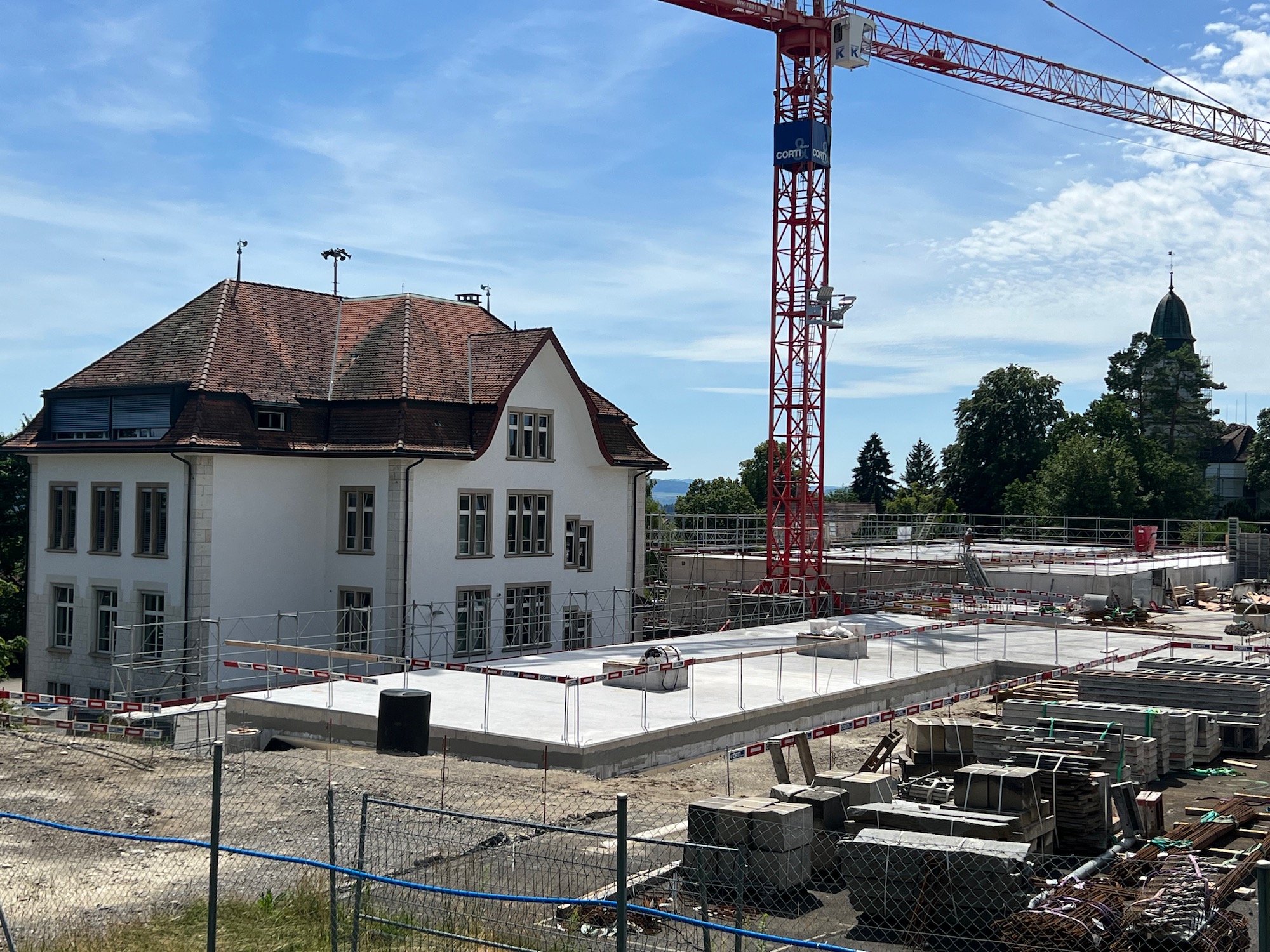 Schlussphase bei der Betonierung des Hallendachs, 14.Juli 23
