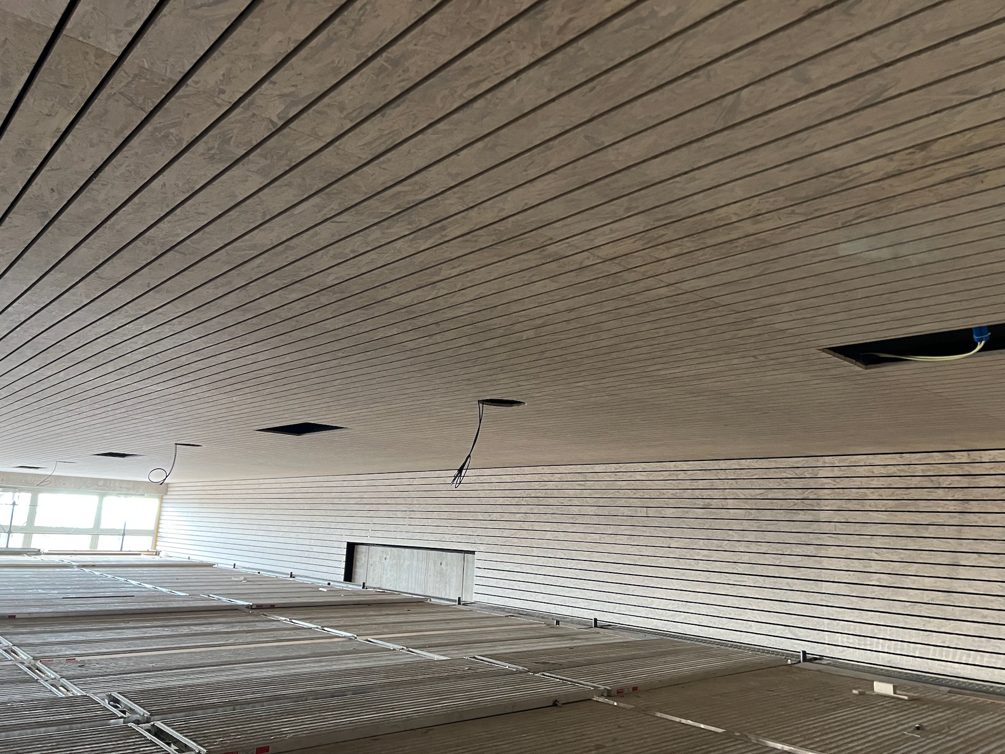 Die Decke der Halle ist fast fertig. Unten in der Mitte ist die Aussparung für den LED Screen gut zu sehen