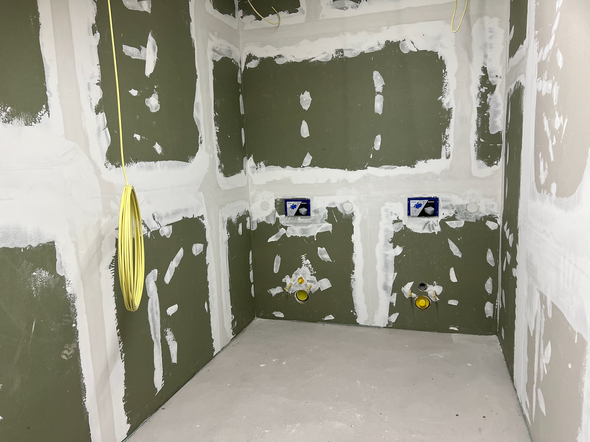 Toiletten bei den Schulräumen, 8. 2. 23