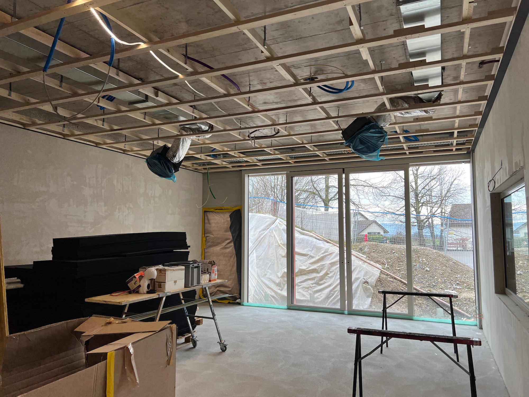 Die Decke bei den Tagesstrukturen wird montiert, 8. 2. 23