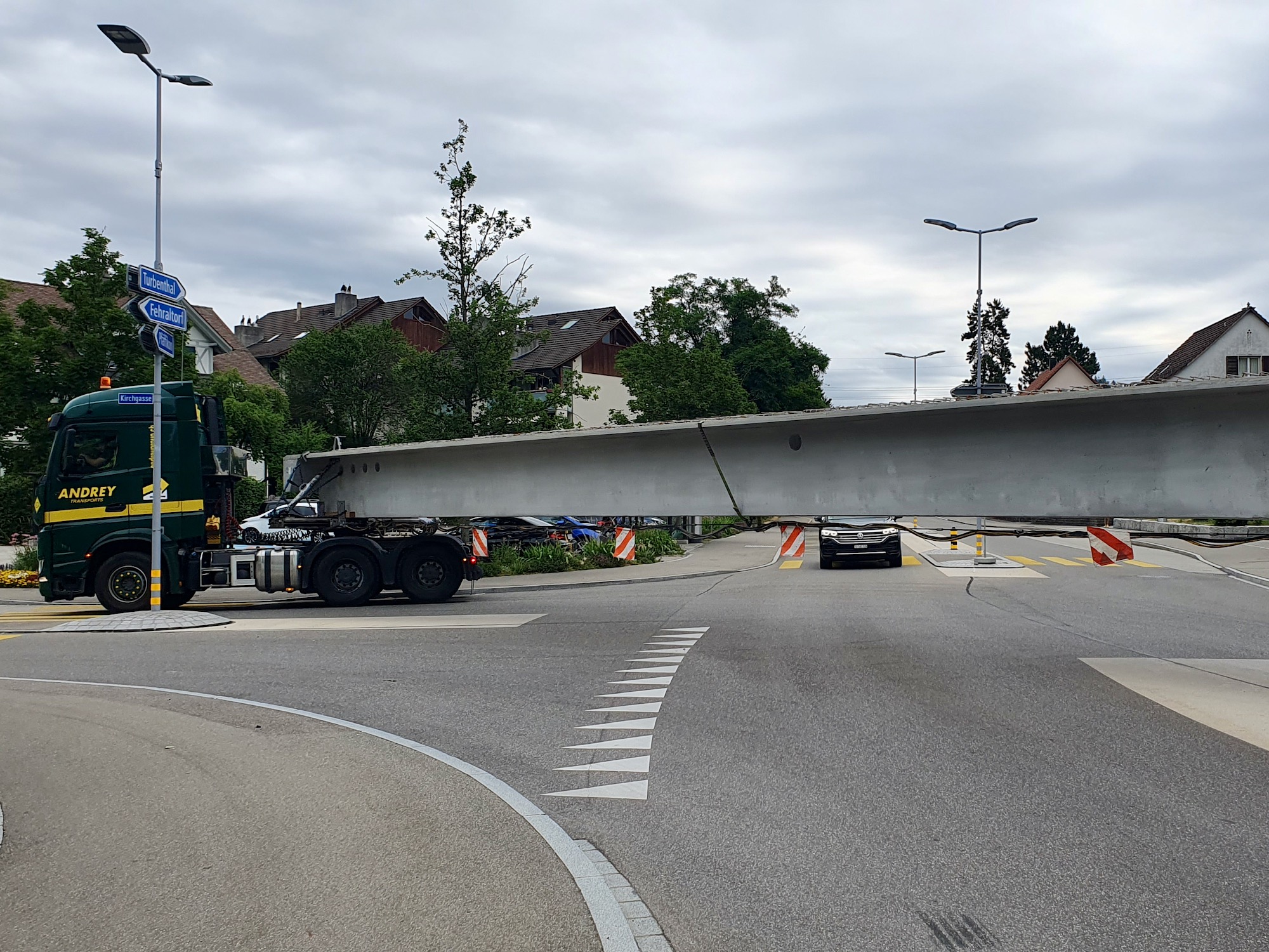 Anlieferung der Dachträger, 26. 6. 23