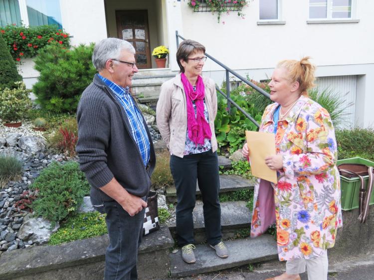 An seinem letzten Arbeitstag werden Edwin und Käthi Stäheli von Frau Gemeindeamman Sonja Wiesmann zu Hause abgeholt