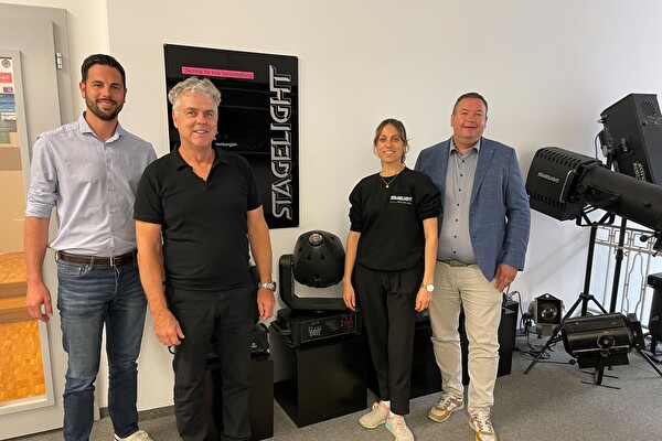 Besuch beim innovativen Herisauer Gewerbe: Neben Geschäftsführer Peter Lemmenmeier (2.v.l.) arbeiten auch seine Kinder Kim und Jan (nicht auf dem Foto) bei der Stagelight AG. Links auf dem Bild Marco Forrer und rechts Glen Aggeler vom Ressort Volkswirtschaft. 