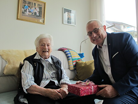 Die hundertjährige Margrith Schläpfer-Müller mit Gemeindepräsident Renzo Andreani.