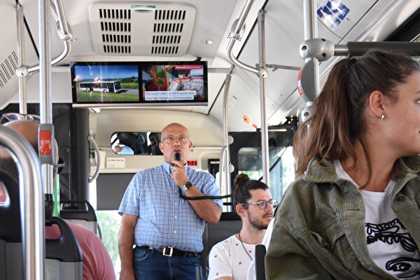 Schulleiter Markus Stäheli begleitet die Busfahrt am Mikrofon.
