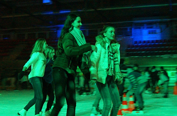 Die Kombination von Eislauf und Disco sorgte für vergnügliche Stunden im Sportzentrum.