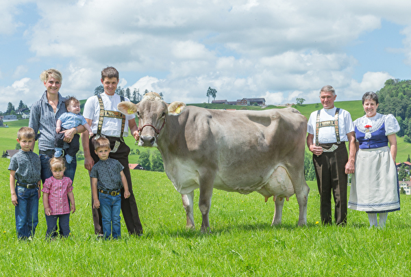 Eine Kuh im Mittelpunkt: Zita, umrahmt von drei Generationen der Familie Meier.