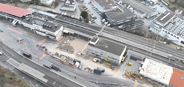 Von der Überdachung beim Post-Gebäude ist nicht mehr viel übrig. Weitere Bilder im pdf anbei und unter www.bahnhof-herisau.ch 