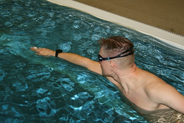 Stefan Weimann beim Schwimmtraining im Sportzentrum Herisau.
