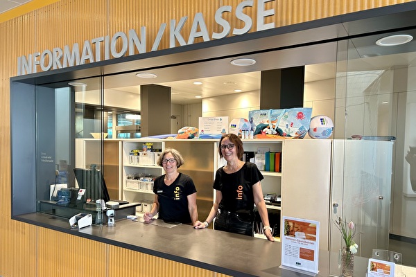 Bea Wicki (links) und Manuela Zwerenz sind zwei von sechs Mitarbeiterinnen des Kundendienstes.