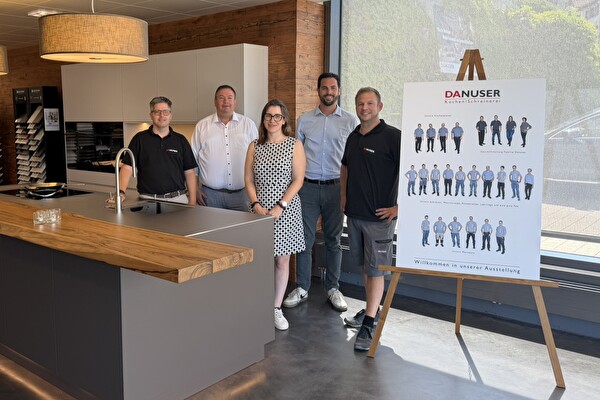 Legenden: -	Gewerbe und Gemeinde im Austausch (v.l.): Roman Fürer (Danuser AG), Glen Aggeler, Corina Gassner und Marco Forrer vom Ressort Volkswirtschaft und Martin Danuser (Inhaber).