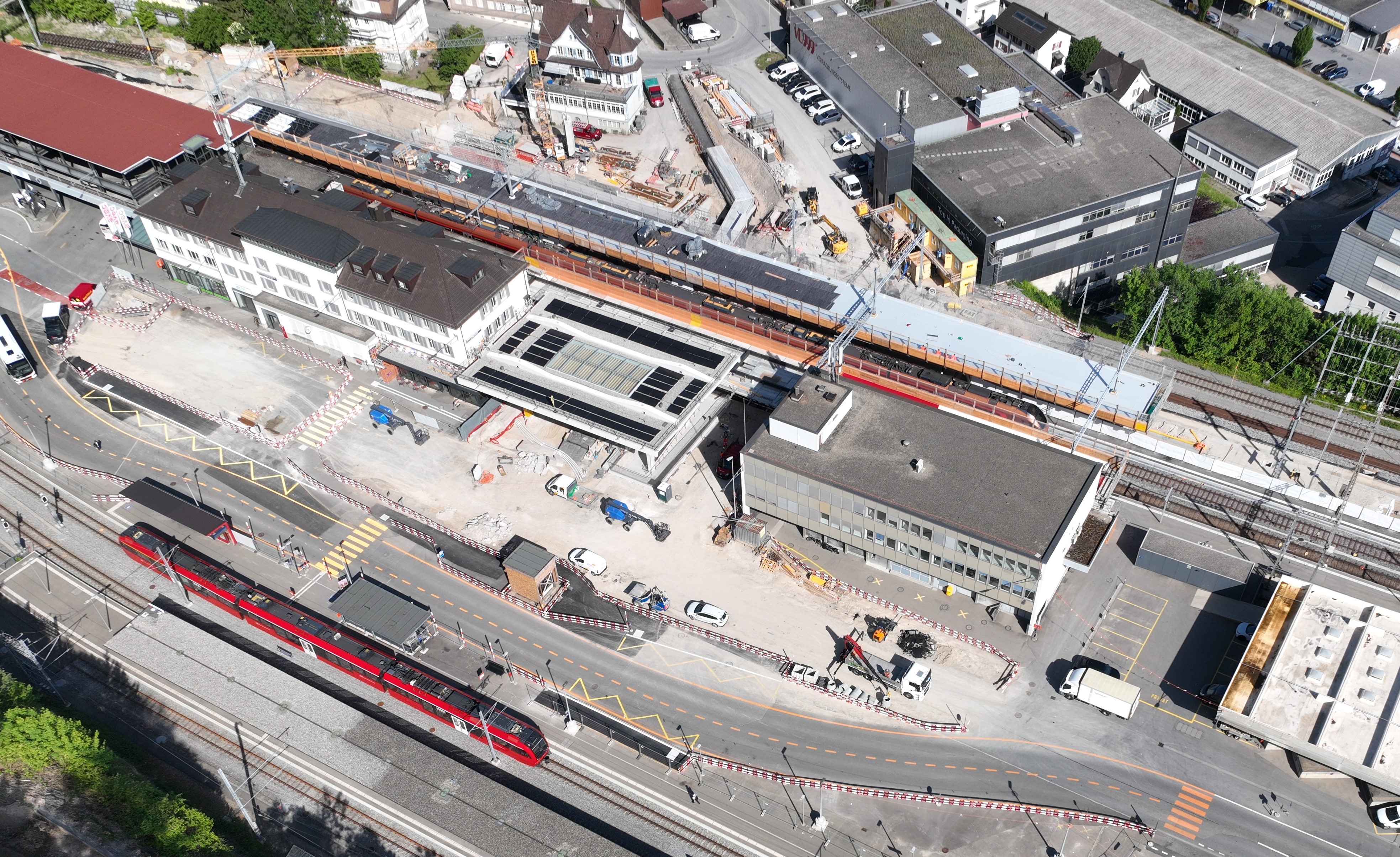 Das Zentraldach ist nun fertig und mit Photovoltaik bestückt. Zudem wurde die ehemalige Güterstrasse leicht verschoben, damit die Bodenplatten für den Platz vor dem Bahnhofgebäude verlegt werden können.