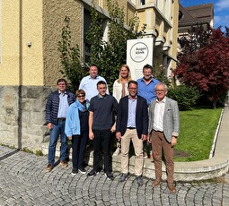 Augenklinikdirektor Florian Sutter (2.v.r.) mit den Gemeinderatsmitgliedern (v.l.) Thomas Baumgartner, Irene Hagmann, Glen Aggeler, Max Slongo, Sandra Nater-Schönenberger, Samuel Knöpfel und Max Eugster.