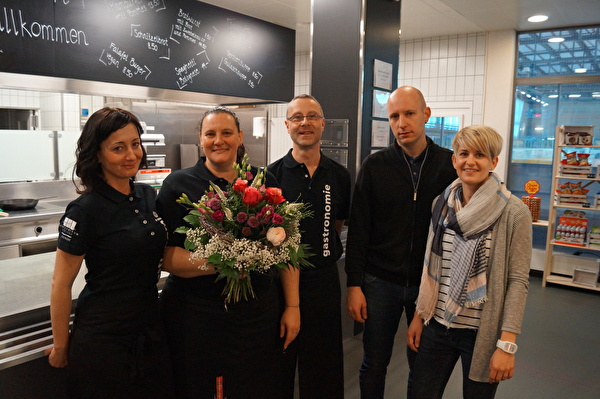 Von links: Das Restaurant-Team mit Iwona Malecka, Claudia Iseli und Curzio Degan, daneben die Pächter Stefan und Claudia Huber.
