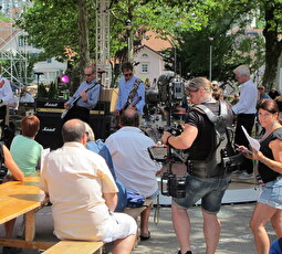 2013 probten Status Quo nachmittags ihren Auftritt in SRF bi de Lüt, 2026 werden unter anderem Trauffer und DJ Tanja La Croix auf dem Ebnet zu Gast sein – sofern Herisau am 16. Juli gegen Gais gewinnt.