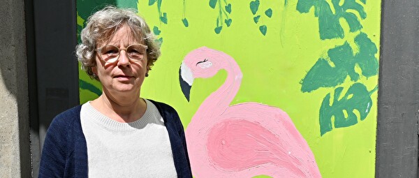 Judith Schlumpf auf dem Pausenplatz des Schulhauses Kreuzweg. Seit 25 Jahren hilft sie den Kindern, wieder auf beiden Beinen zu stehen.