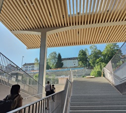 Das Zentraldach mit seiner imposanten Holz- und Betonkonstruktion überdeckt den künftigen Zentralplatz. Von dort aus können künftig alle Zug- und Busverbindungen bequem erreicht werden.