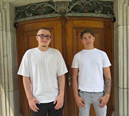Die beiden erfolgreichen Lernenden Stefan Stankovic (links) und Din Kalac.