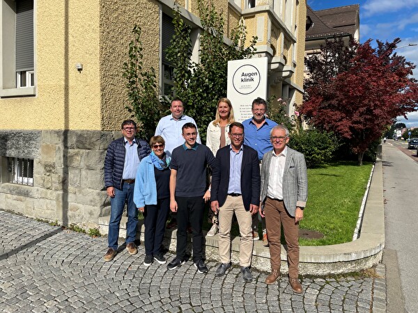 Augenklinikdirektor Florian Sutter (2.v.r.) mit den Gemeinderatsmitgliedern (v.l.) Thomas Baumgartner, Irene Hagmann, Glen Aggeler, Max Slongo, Sandra Nater-Schönenberger, Samuel Knöpfel und Max Eugster.