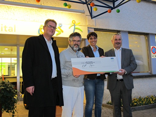 Legende: Checkübergabe vor dem Kinderspital (v.l.): Marco Fischer, Vorsitzender der Spitalleitung, Josef Laimbacher Chefarzt Jugendmedizin sowie Isabelle Angehrn und Willi Alder vom Sportzentrum