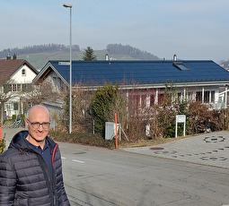 Thomas Frischknecht mit seinem energetisch sanierten Haus: «Es gibt ein gutes Gefühl, etwas für die Zukunft zu tun. Und der Komfort ist auch grösser.»