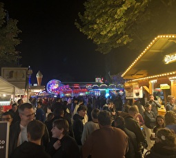 Gemütliche Stimmung am Jahrmarkt auf dem Ebnet.