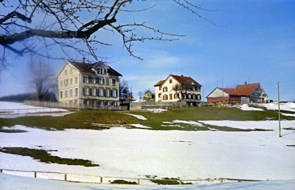 Die beiden alten Schulhäuser an der Strasse Richtung Saumweiher.