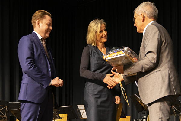 Gemeindepräsident Max Eugster (rechts) gratuliert den Gewählten Yves Noël Balmer und Katrin Alder.