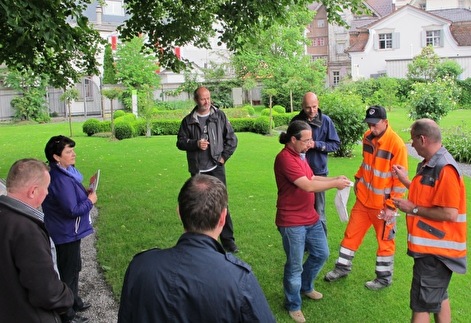 Gemeinderätin Regula Ammann mit „Bike to work“-Teilnehmern bei der Preisverlosung im Rosengarten.