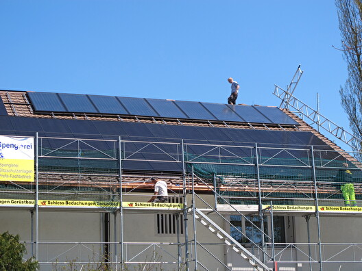 Auch das Turnhallendach auf dem Ebnet ist nun mit Photovoltaik-Modulen und Warmwasser-Kollektoren bestückt.