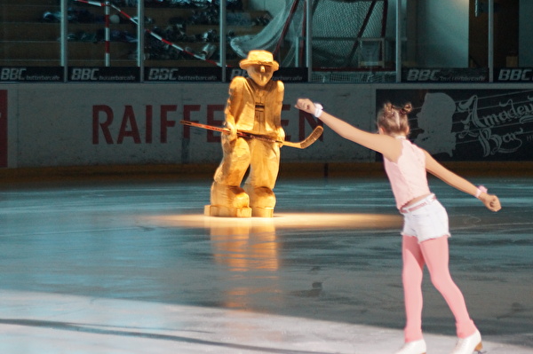 Wohl eine Schweizer Premiere: Holzfiguren und Eiskunstläuferinnen im stillen Duett.