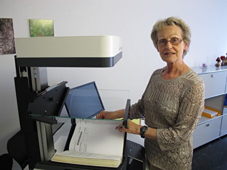 Veronika Frischknecht beim Digitalisieren von Grundbuchdaten.