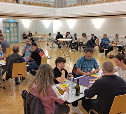 Höchste Konzentration bei Jung und Alt am Qualifikationsturnier für den Donnschtig-Jass am Mittwochabend im Casino.