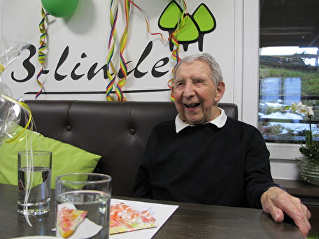 Werner Knöpfel freut sich über die fröhliche Atmosphäre im Alterswohnheim Dreilinden zu seinem 103. Geburtstag.