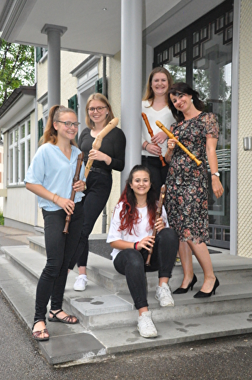 Die vier Herisauerinnen von Rainbow Sound spielen mit ihrer Lehrerin Christiane Dick peppige Blockflötenmusik.