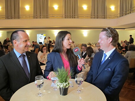 Die beiden neuen Regierungsräte Yves Balmer (rechts) und Hansueli Reutegger beim Live-Interview mit Schweiz aktuell im Casino Herisau.