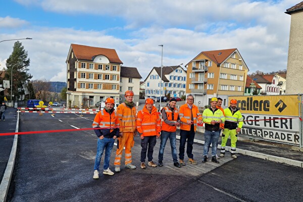Guido Lüchinger (4.v.l.) und Urban Keller (5.v.l.) haben zusammen mit Mitarbeitenden der Baufirmen die neue Brücke eröffnet.