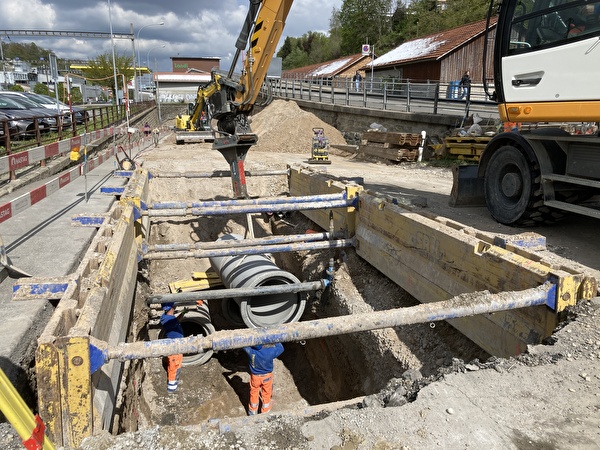 Das Abwassertrennsystem wurde auch unter der Güterstrasse am Bahnhof verlegt – wie es der Generelle Entwässerungsplan (GEP) vorsieht.