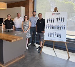 Legenden: -	Gewerbe und Gemeinde im Austausch (v.l.): Roman Fürer (Danuser AG), Glen Aggeler, Corina Gassner und Marco Forrer vom Ressort Volkswirtschaft und Martin Danuser (Inhaber).