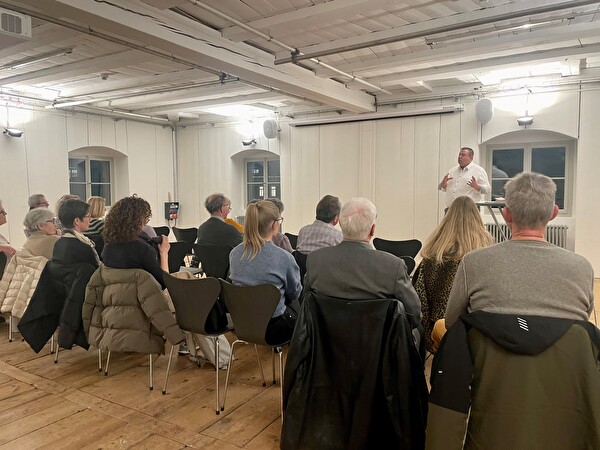 Gemeinderat Glen Aggeler begrüsste im Alten Zeughaus rund 25 Teilnehmerinnen und Teilnehmer am Jahrestreffen des Netzwerks Alter.