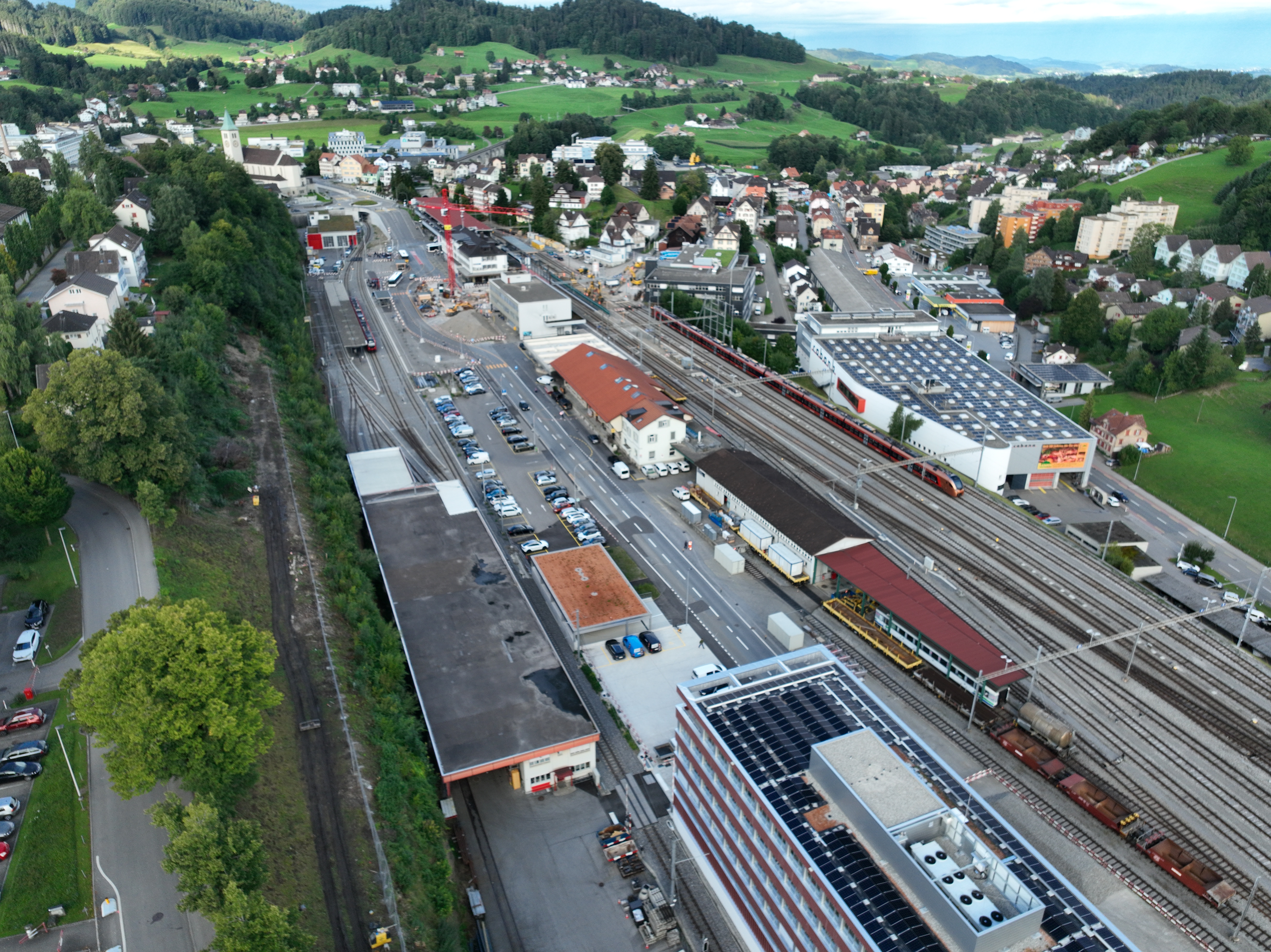 Der Neubau der Appenzeller Bahnen (unten mit Photovoltaik-Anlage) wurde im August 2025 bezogen