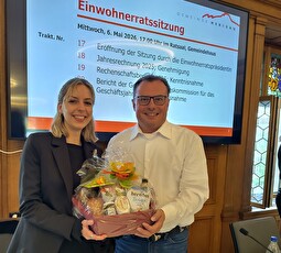 Einwohnerrats-Vizepräsident Roman Wäspi überreichte der scheidenden Präsidentin Celia Hubmann zum Abschied einen Geschenkkorb.
