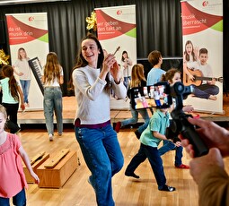 Der von Mariella Surber geleitete Kinderchor wird von Andreas Koller gefilmt.