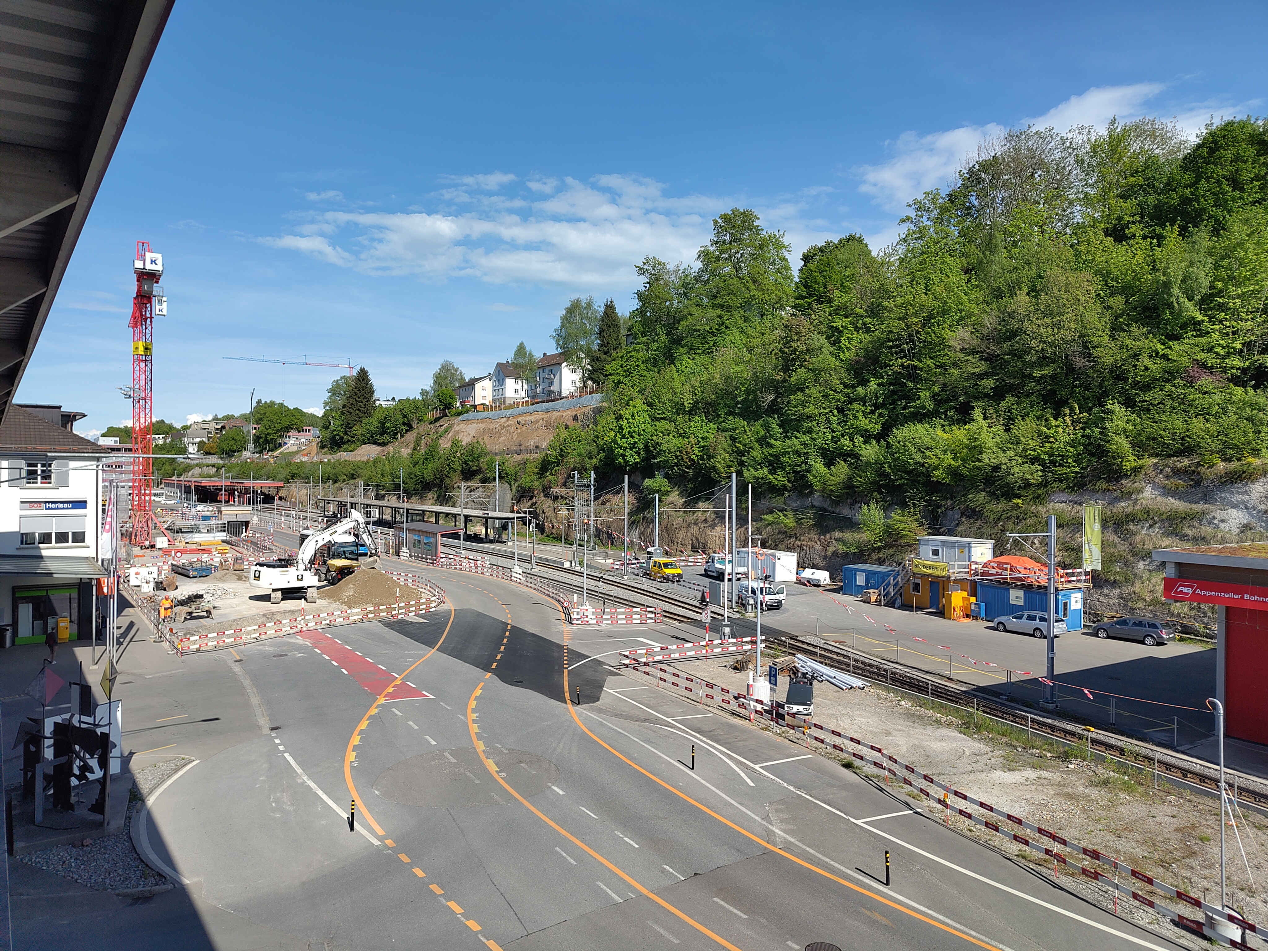 Die ehemalige Güterstrasse wurde leicht verschoben, damit die Bodenplatten für den Zentralplatz verlegt werden können. 