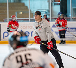 NHL-Spieler Timo Meier trainiert auch dieses Jahr begeisterte Kids.