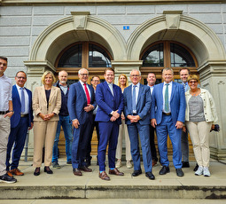 Die Mitglieder der Ausserrhoder Regierung und des Herisauer Gemeinderates vor dem Herisauer Gemeindehaus.